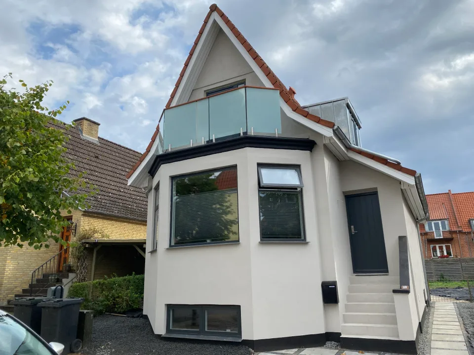 Facade, tagetage og indgang på hus i Horsens